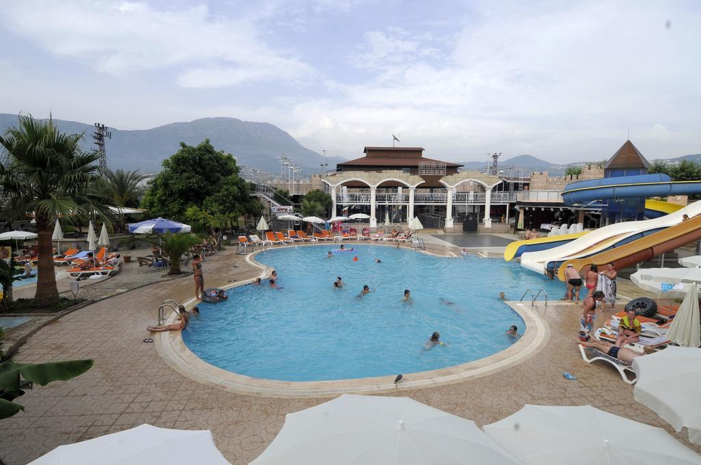 Klas Hotel Каргисак Екстериор снимка
