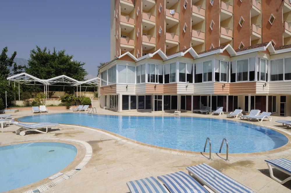 Klas Hotel Каргисак Екстериор снимка